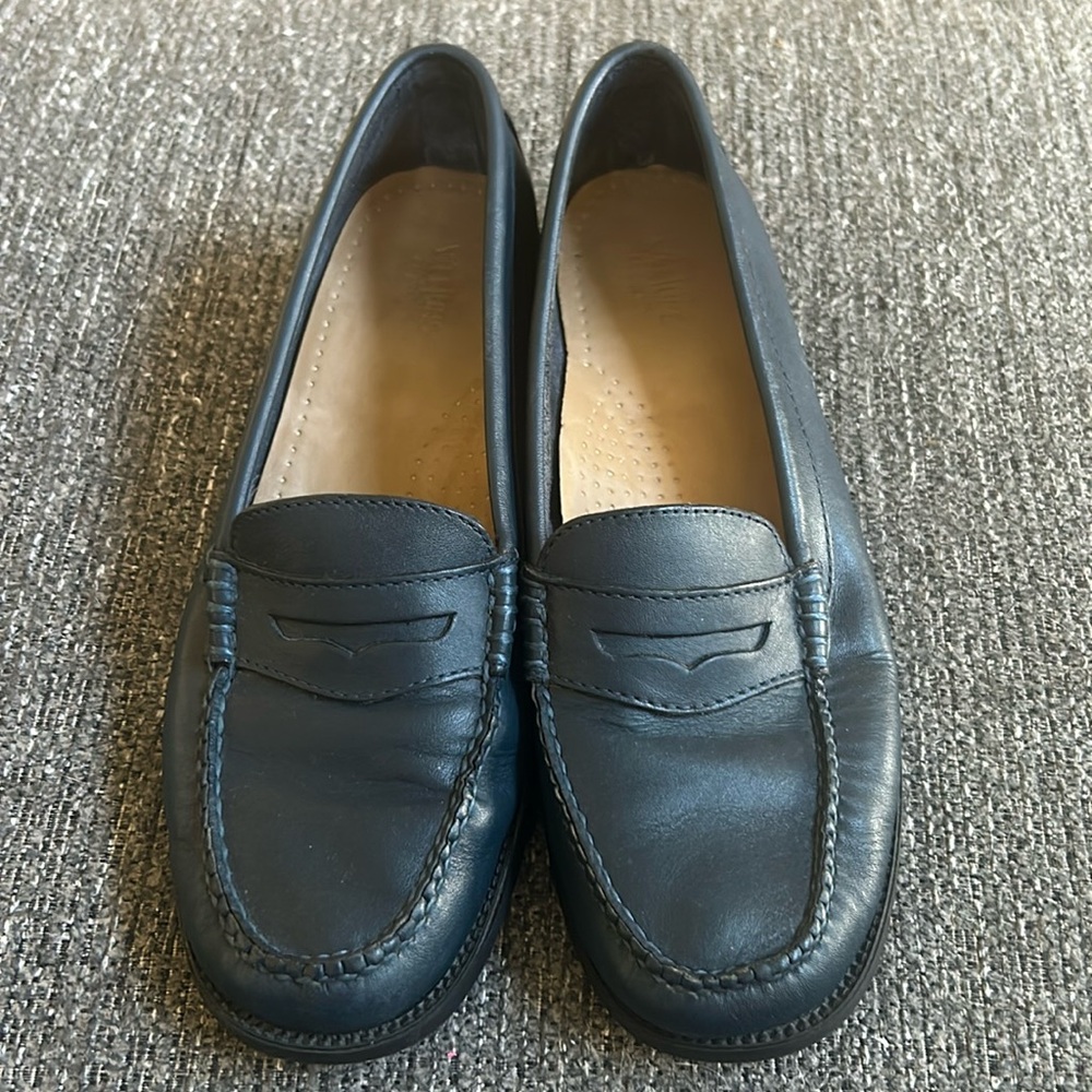 Womens Weejuns’ shoes made by GH Bass & Company.  Excellent condition. Size 8.5.